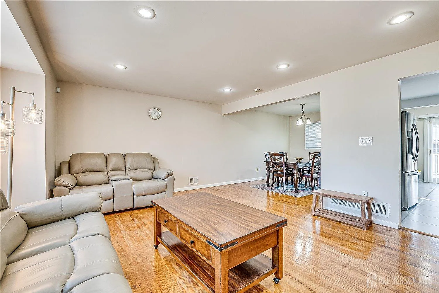 3 bed, 2.0 bath, 1572 sqft, $3,600 — Photo 4