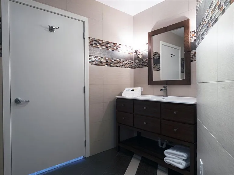 525 E Jackson St — Photo 25