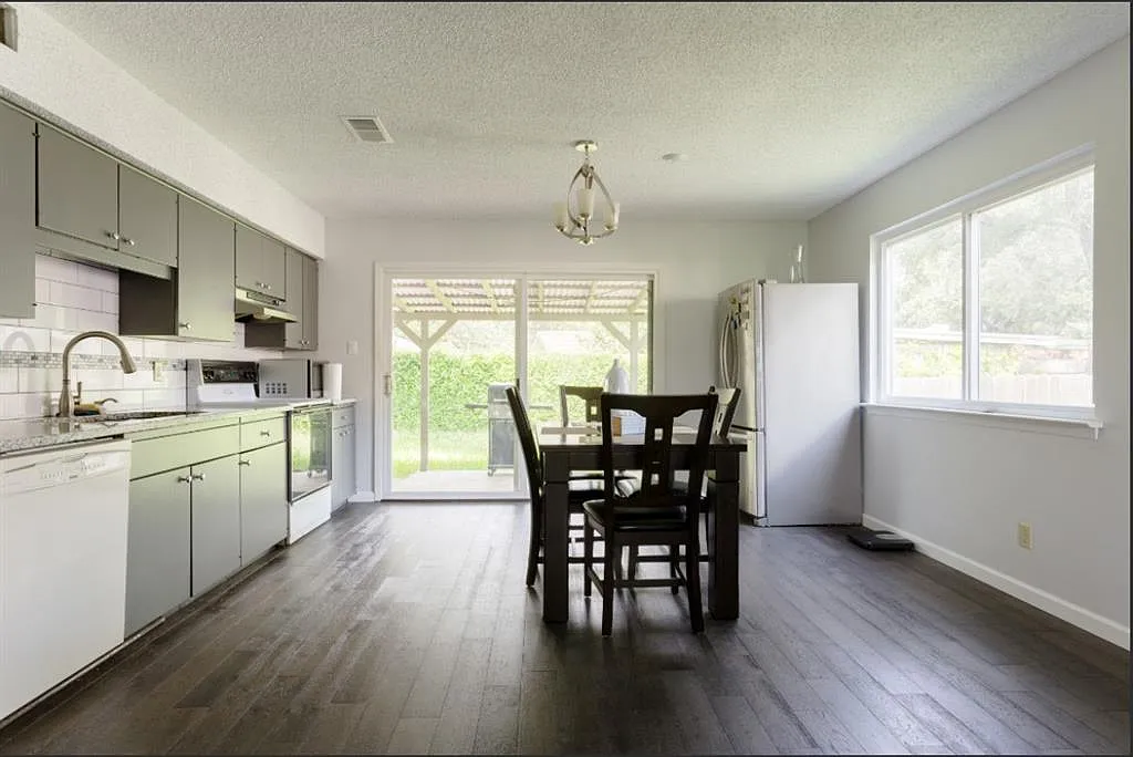 3 bed, 2.0 bath, 1200 sqft, $2,100 — Photo 4