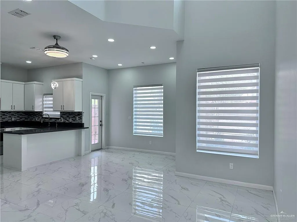 3 bed, 2.5 bath, 2056 sqft, $1,900 — Photo 4