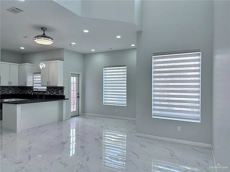 1905 Sunset Dr — Photo 4