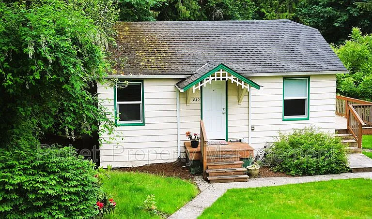 840 Maple Ave E — Photo 1