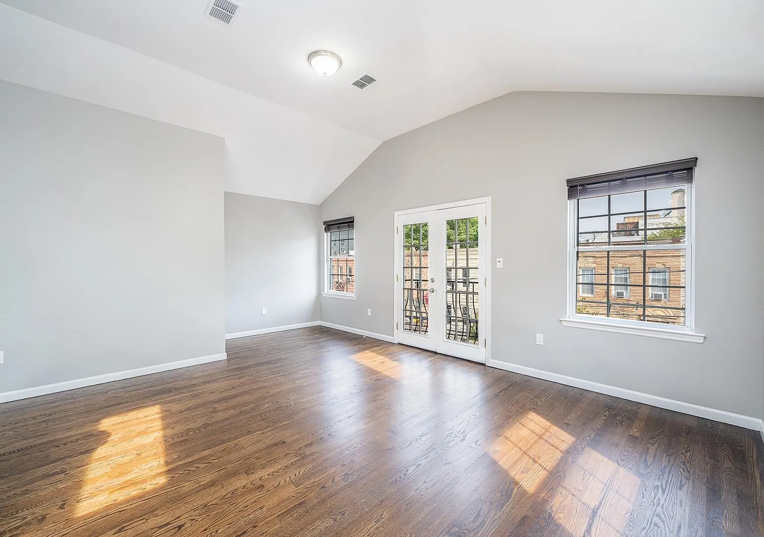 3 bed, 2.0 bath, 1200 sqft, $2,850 — Photo 4