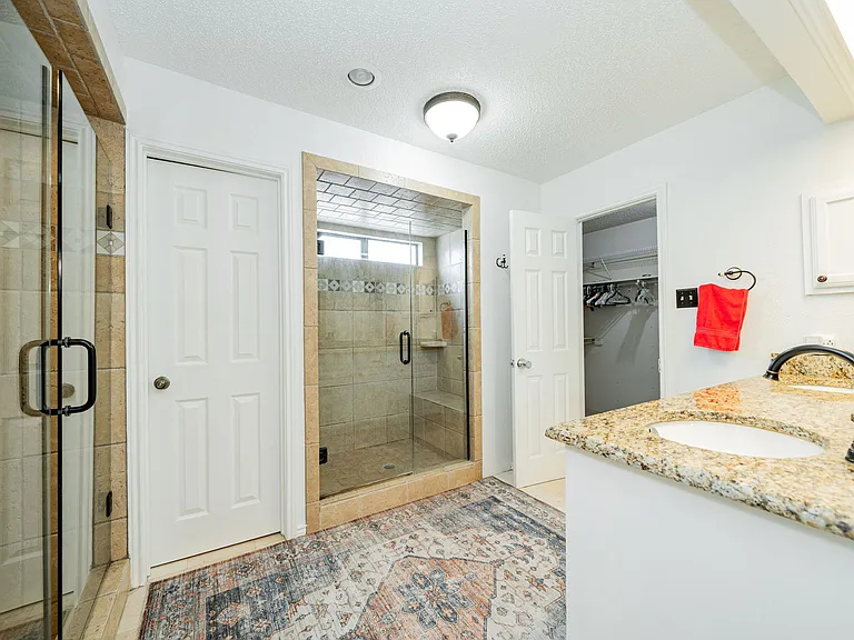 Master bathroom (Upstairs)
