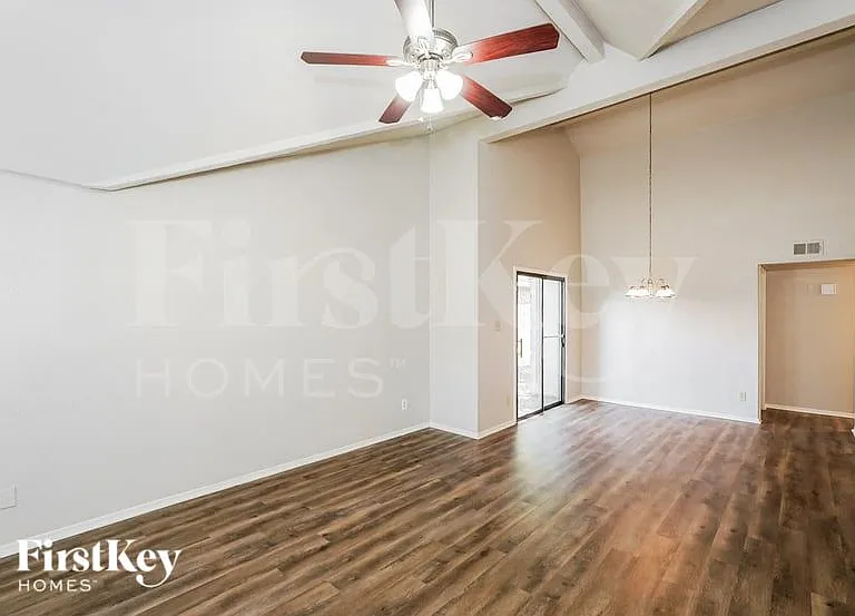 2404 Busch Dr — Photo 4