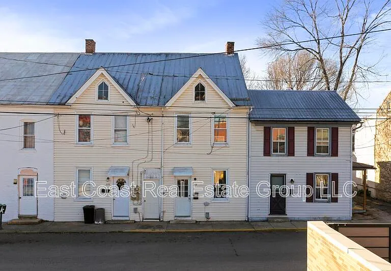 218 N College St — Photo 1