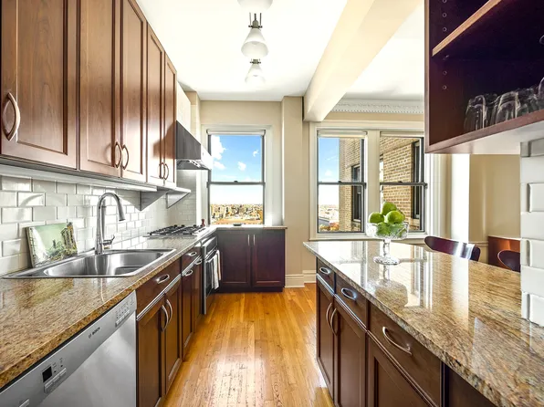 135 Eastern Parkway image 10 of 20