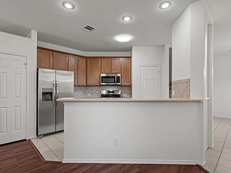 9201 Brodie Ln #203 — Photo 7