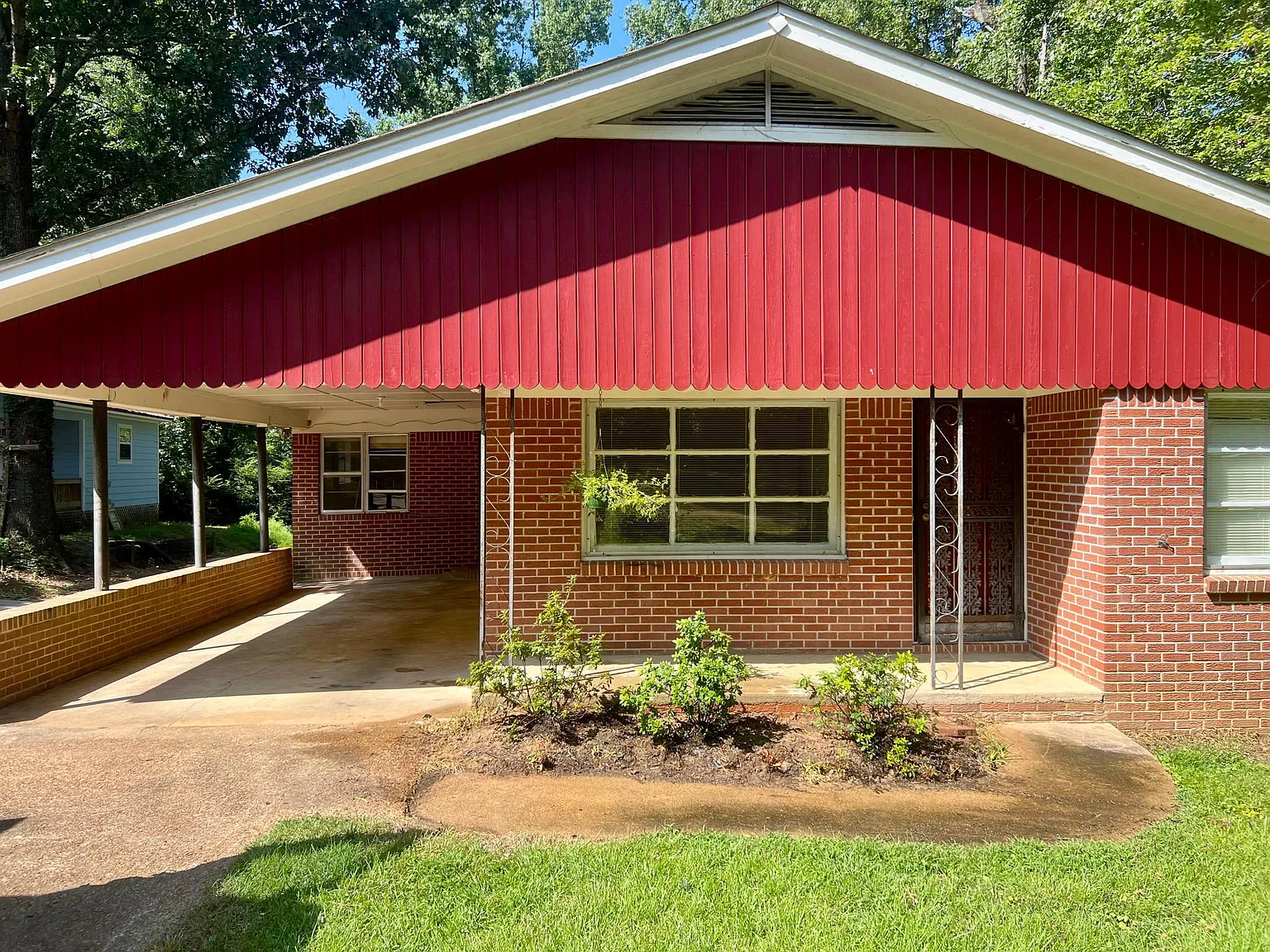 3 bed, 1305 sqft, $2,100 — Photo 1