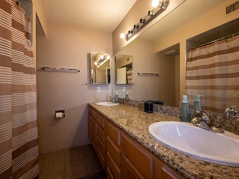 941 N Euclid Ave #121 — Photo 8