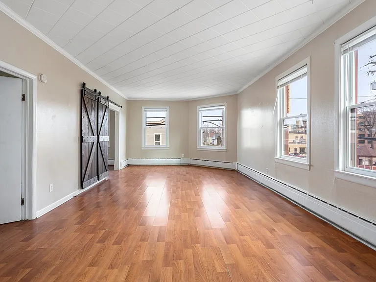 531 Merritt Ave — Photo 2