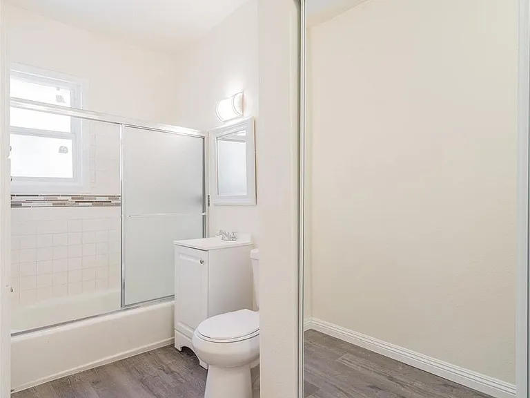 Carondelet bathroom