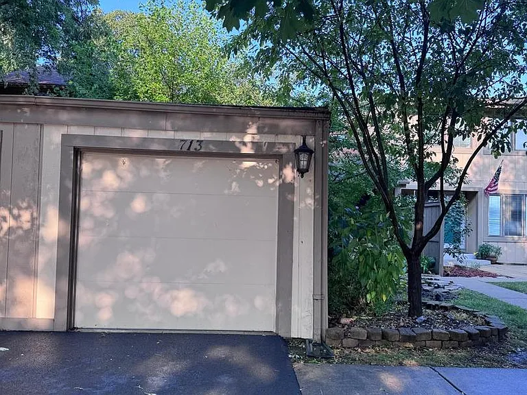 713 Acadia Ct — Photo 2