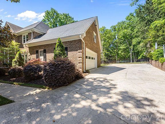 3rd image of 2234 Queensland Dr