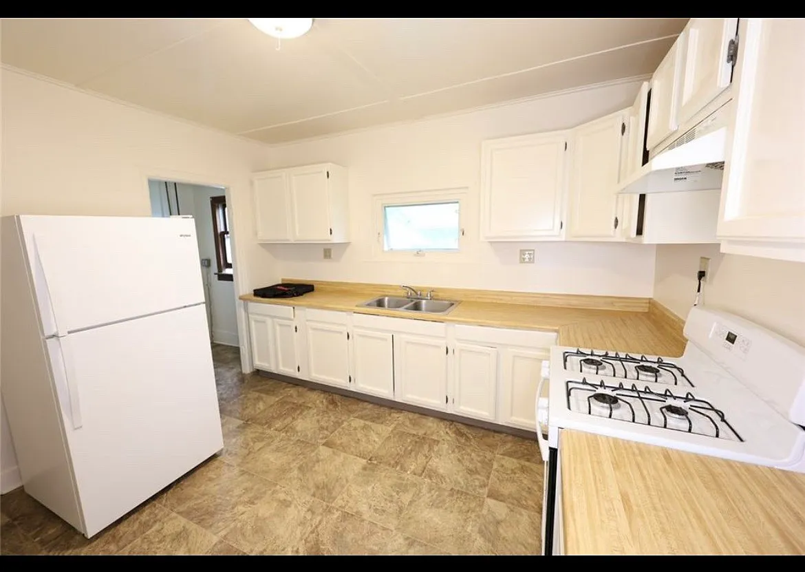 3 bed, 1200 sqft, $1,500 — Photo 2