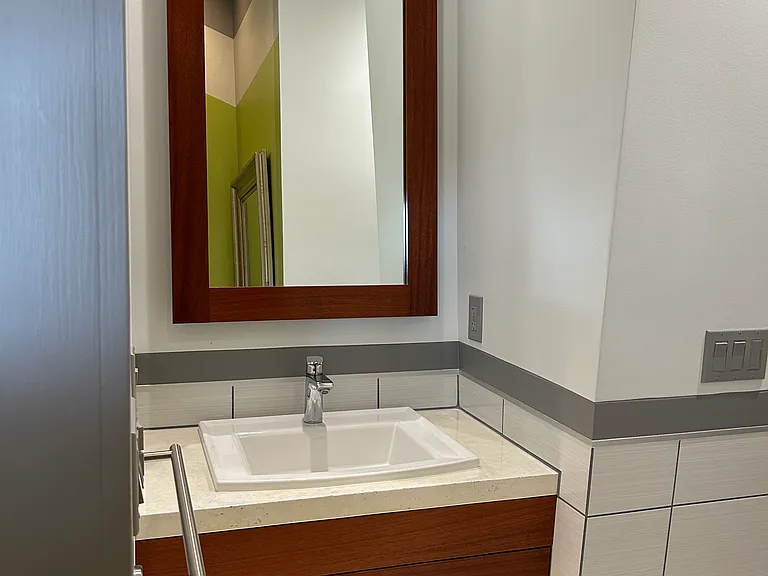 Main bed bath sink