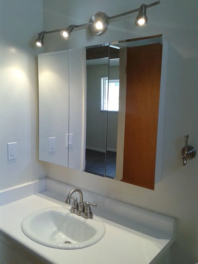Desirable Midtown Neighborhood Apartment Available Now — Photo 4