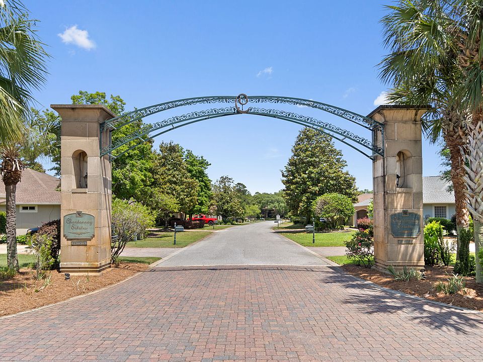 In gorgeous, well-maintained Chardonnay Estates