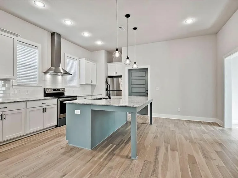 930 S College Ave — Photo 4