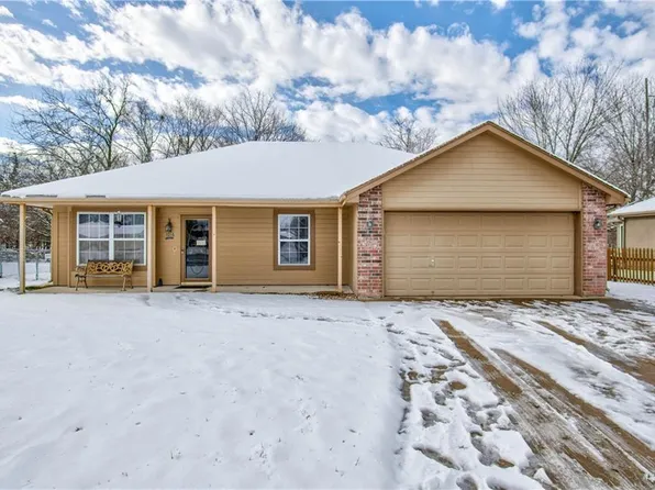 1016 Stone Brook Ln, Grain Valley, MO 64029