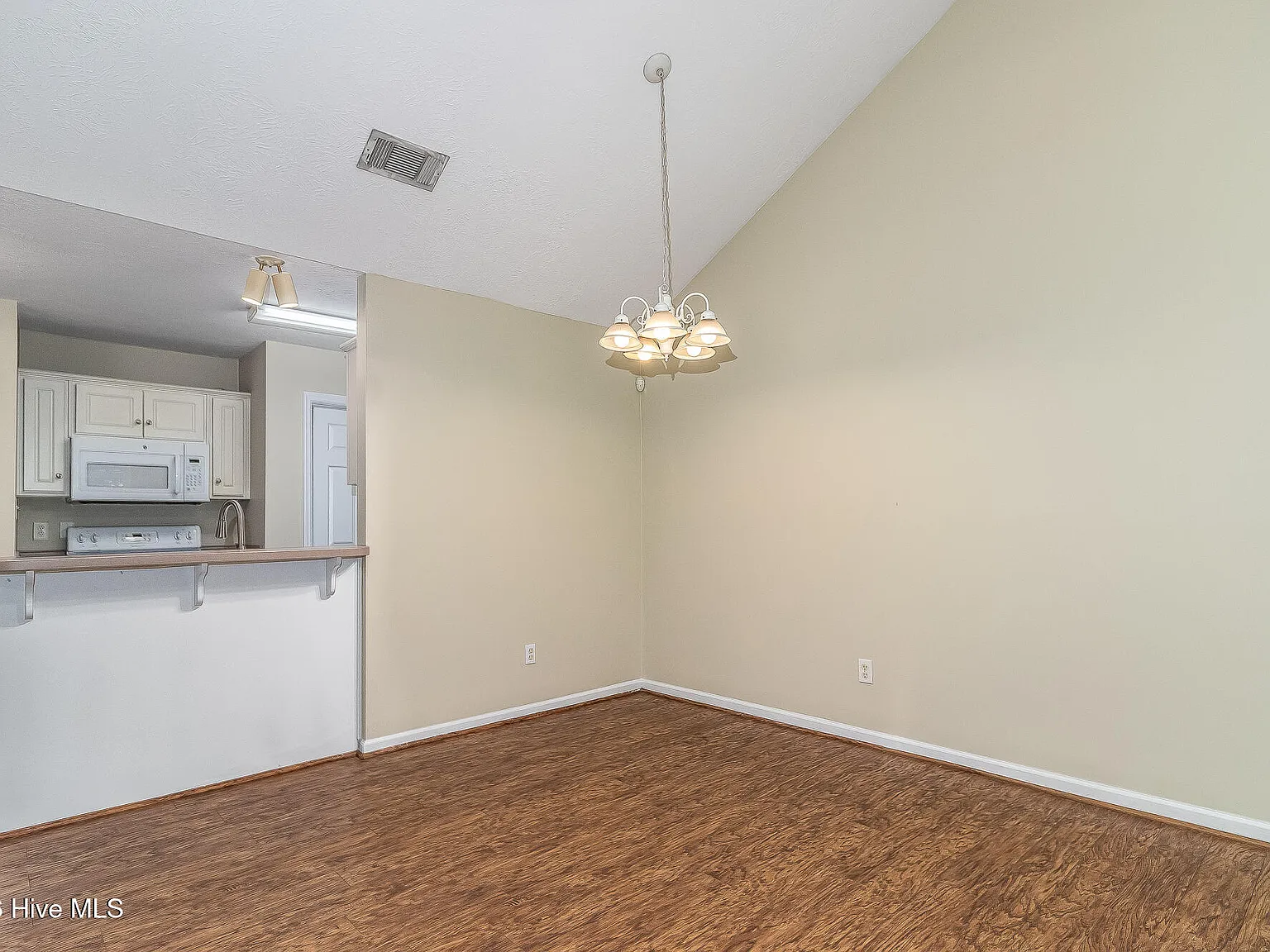3 bed, 2.0 bath, 1377 sqft, $1,495 — Photo 3