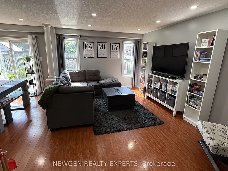 11 Berry Moss St — Photo 5