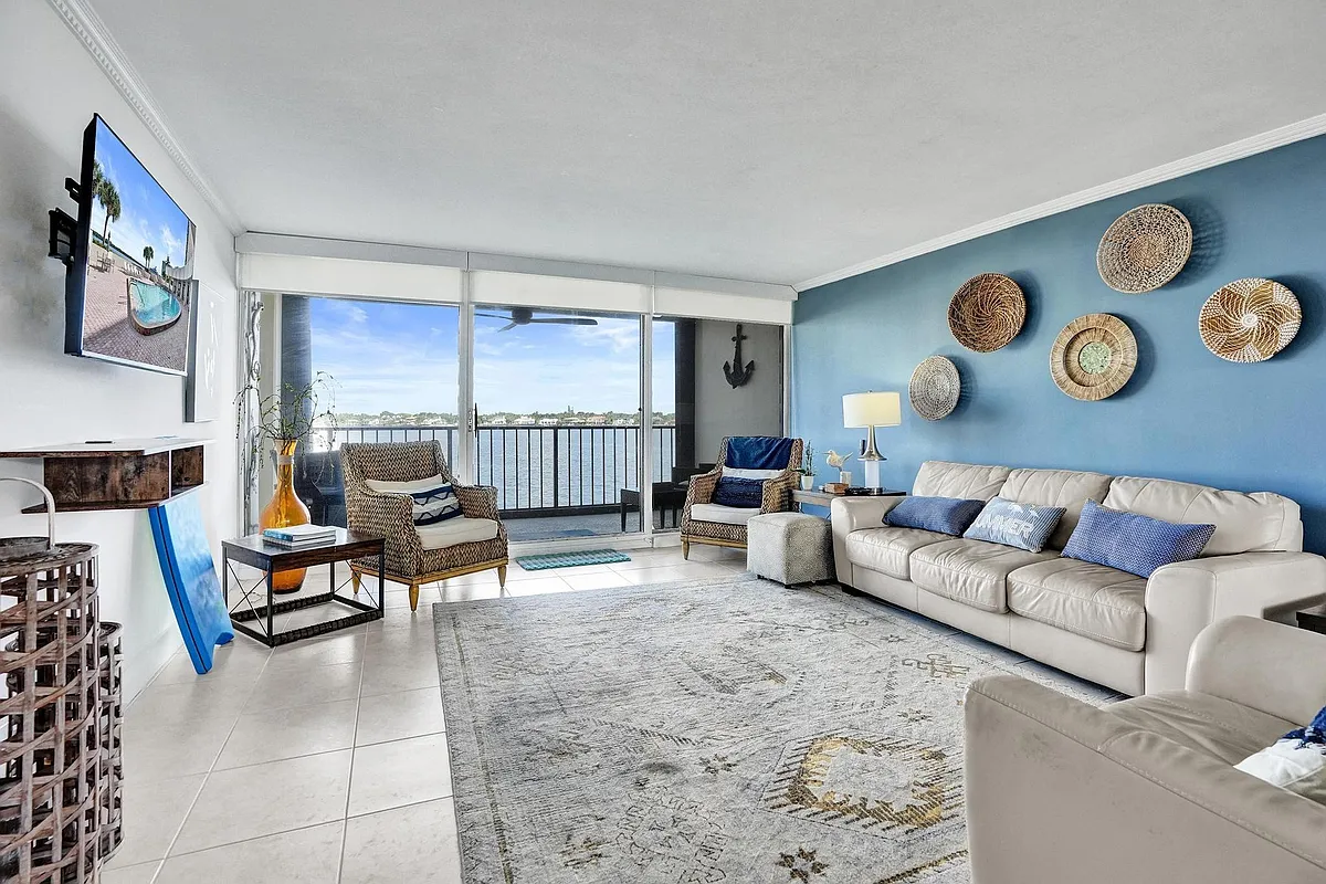 Building Photo - 132 Lakeshore Dr #317