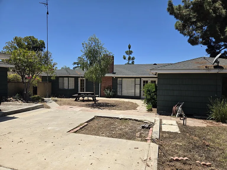 4971 Cresita Dr — Photo 26