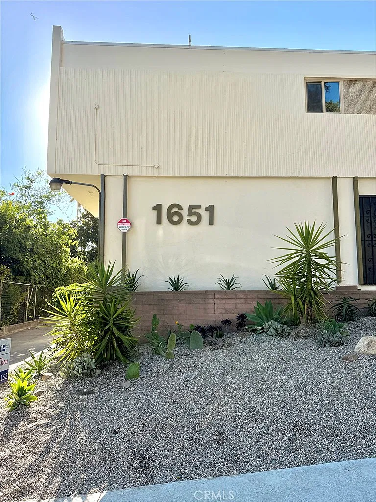 2 bed, 750 sqft, $3,290 — Photo 1