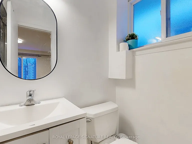 17 Baroness Cres #UPPER — Photo 31
