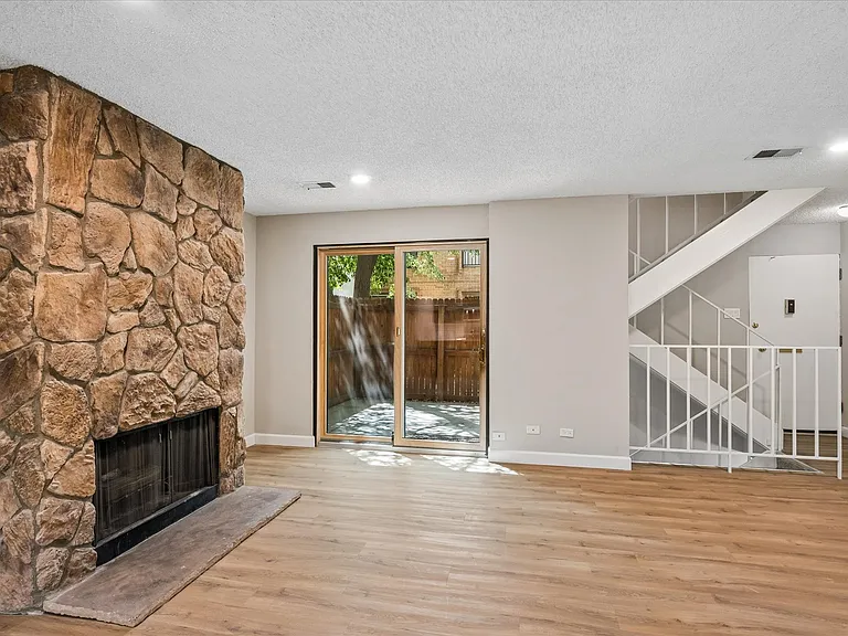 2815 S Locust St — Photo 14