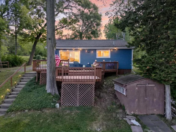 1717 Triangle Lake Rd, Howell, MI 48843