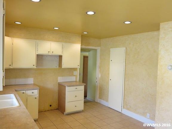 kitchen before new appliance