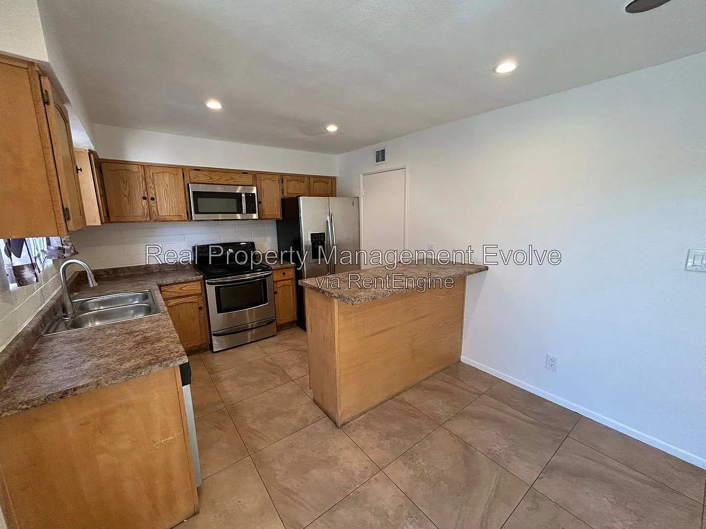 2 bed, 1.5 bath, 1152 sqft, $1,210 — Photo 2