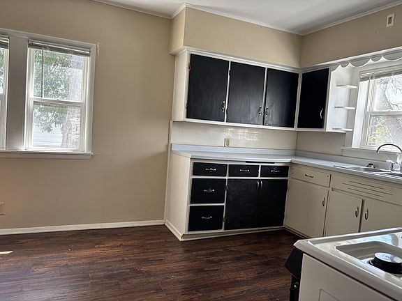 3rd image of 833 Frederick St