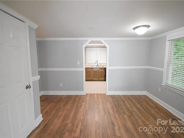 1077 Henderson St — Photo 6