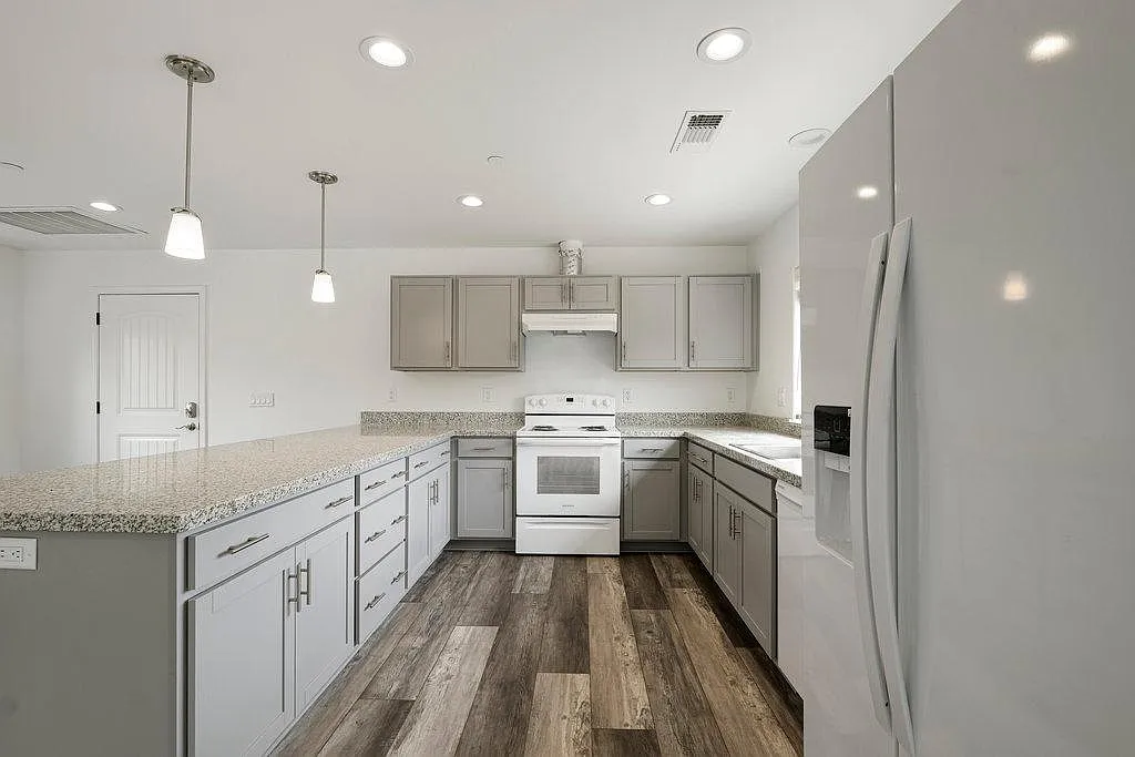 2 bed, 880 sqft, $3,500 — Photo 1