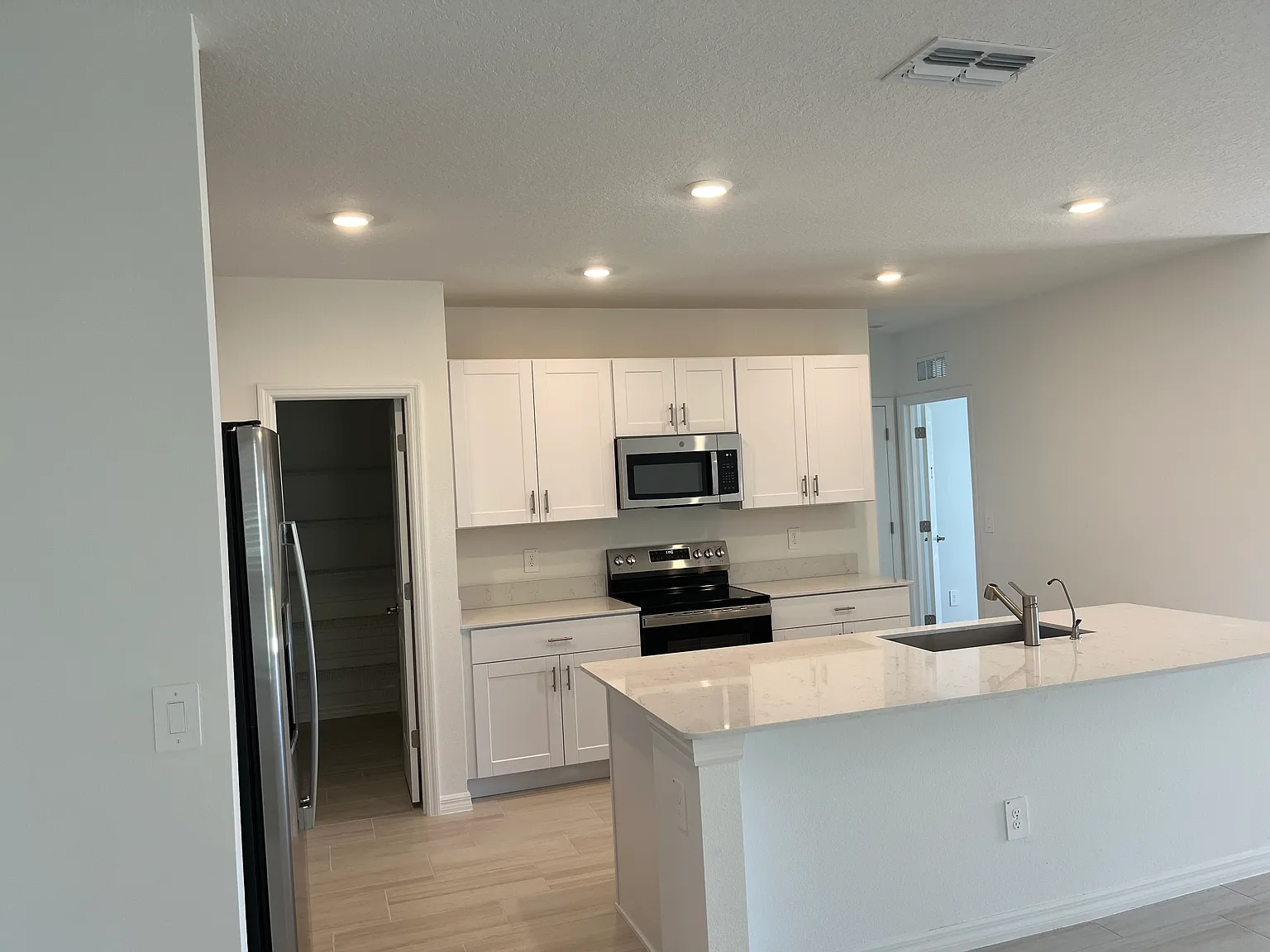 6 bed, 2580 sqft, $2,800 — Photo 4