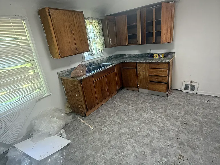 5210 Dupont St — Photo 5