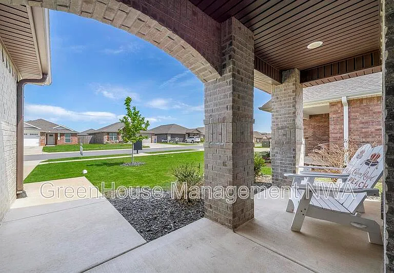 6111 NW McClellen St — Photo 3