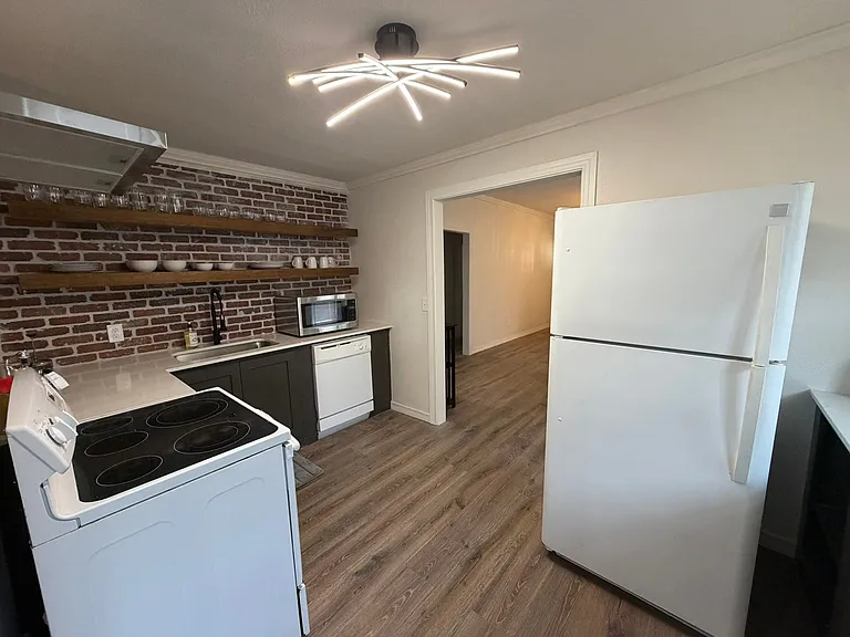331 S Zunis Ave — Photo 3