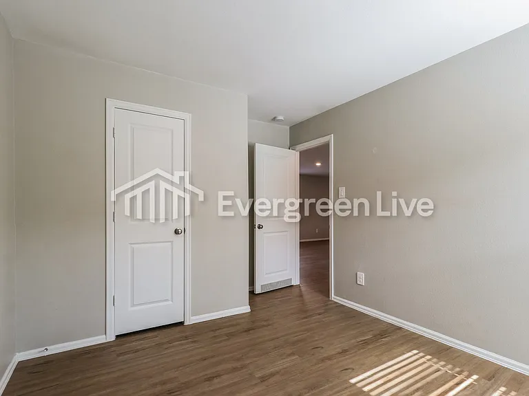715 Hackberry Branch Ct — Photo 14