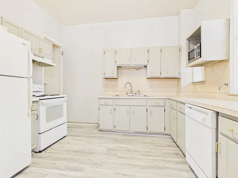242 Harris St — Photo 4