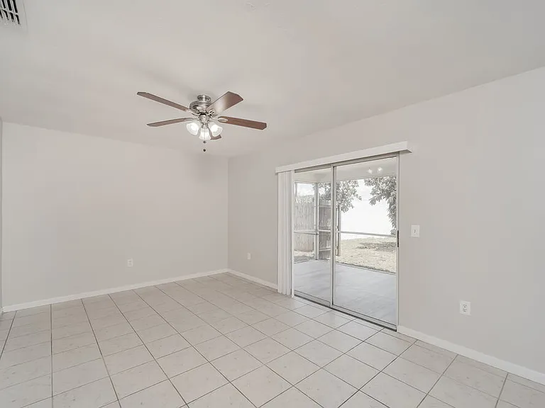 2122 SE 6th Ln — Photo 9