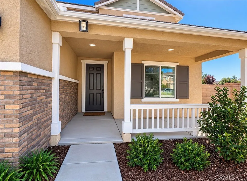 4 bed, 2.5 bath, 2701 sqft, $3,795 — Photo 2