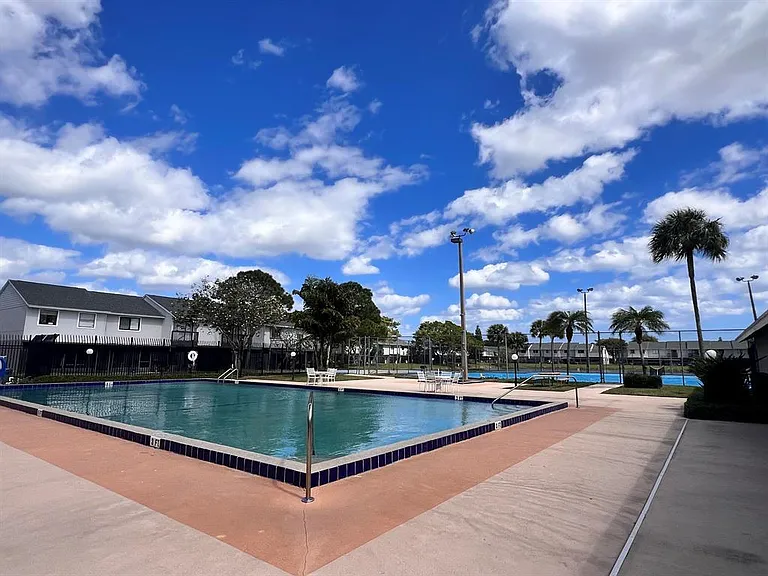 3104 Poolside Dr — Photo 32