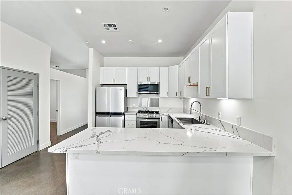 2 bed, 1046 sqft, $3,500 — Photo 2