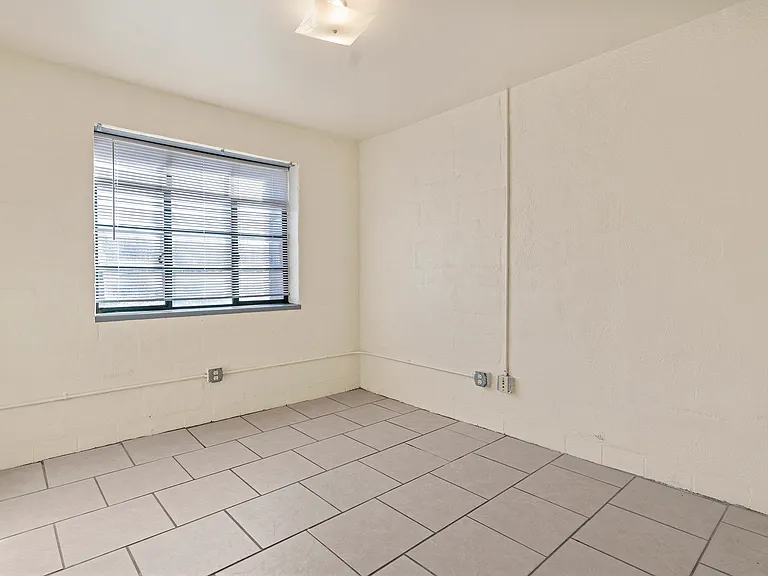 Collins Terrace Apartments — Photo 11
