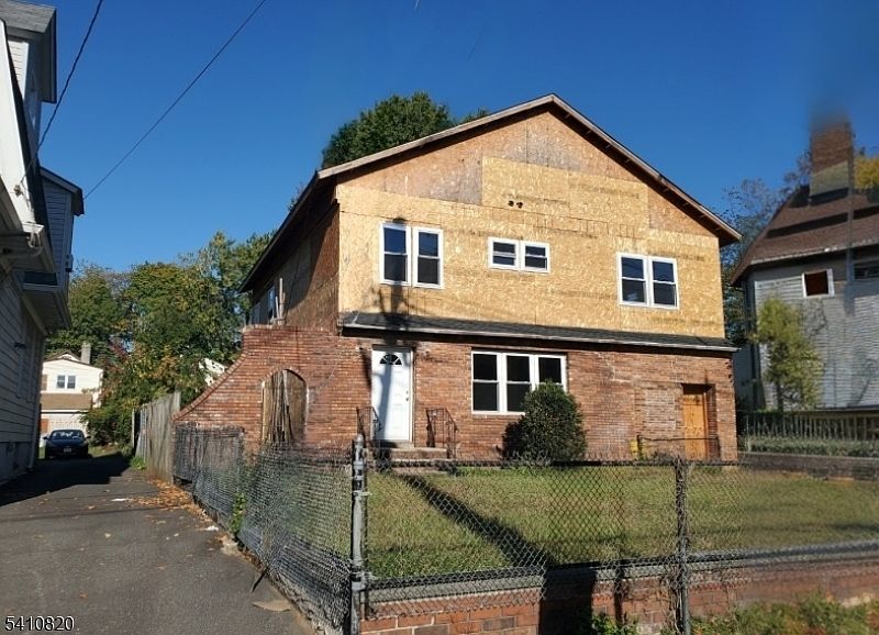 1st image of 1406 Maple Ave