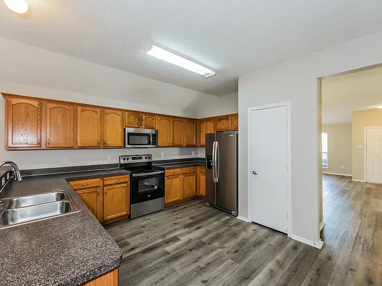 1711 Venus Dr W — Photo 6